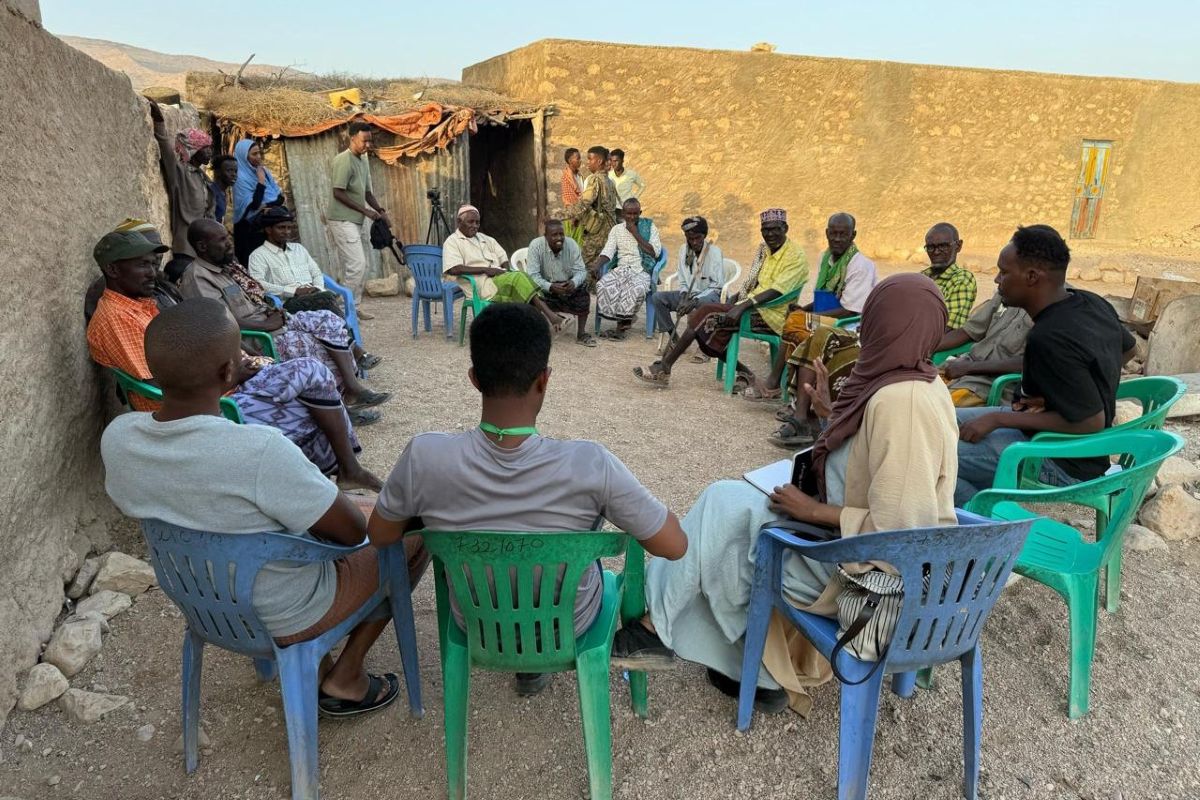 Thiong'o Gachie working with farmers in Somalia.jpg